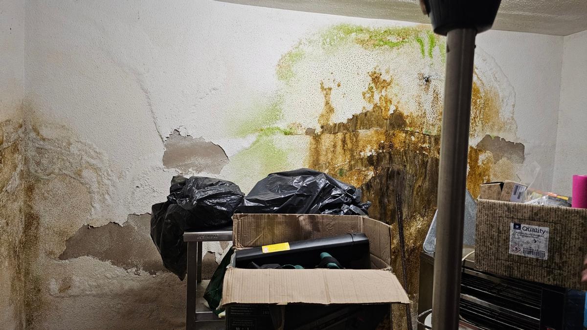 Situación de abandono en el que se encuentra el centro de mayores de El Esparragal.