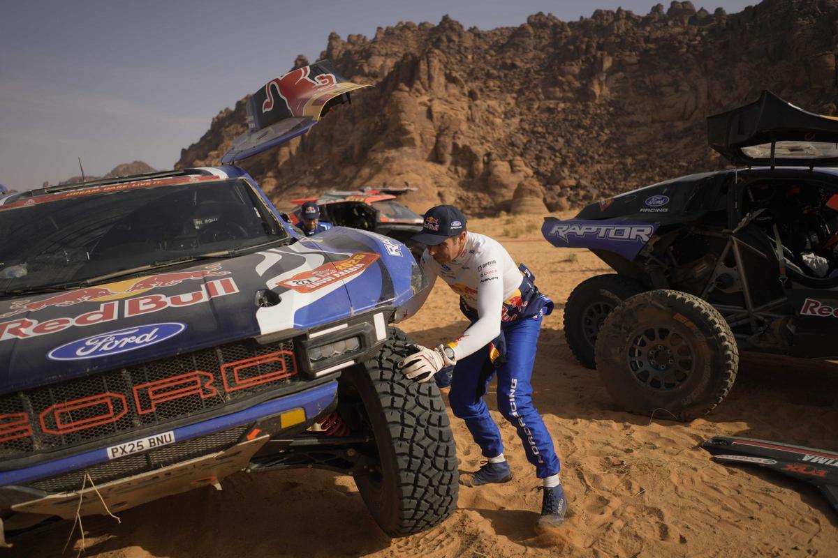 Nani Roma cambia una rueda durante el Dakar 2026