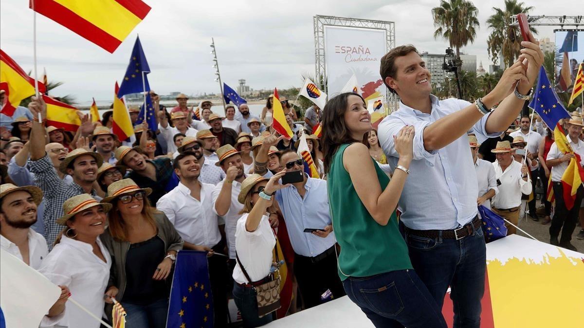 Rivera y Arrimadas se hacen una foto tras participar ayer en Barcelona en un acto de la plataforma España Ciudadana.