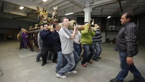 Ensayo previo a la Semana Santa de la Cofradía de la Coronació dEspines de Mataró en una imagen de archivo