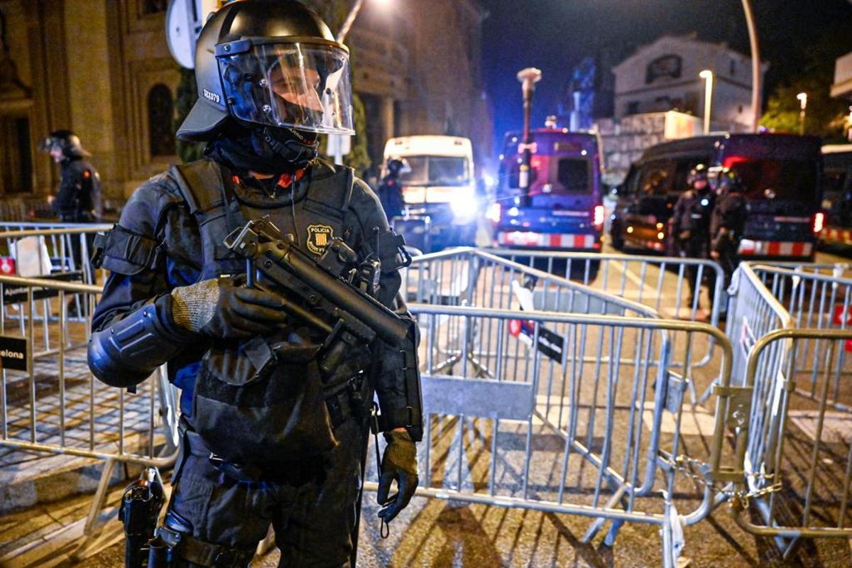 Un agente equipado con material antidisturbios en el operativo para desalojar el Kubo y la Ruïna