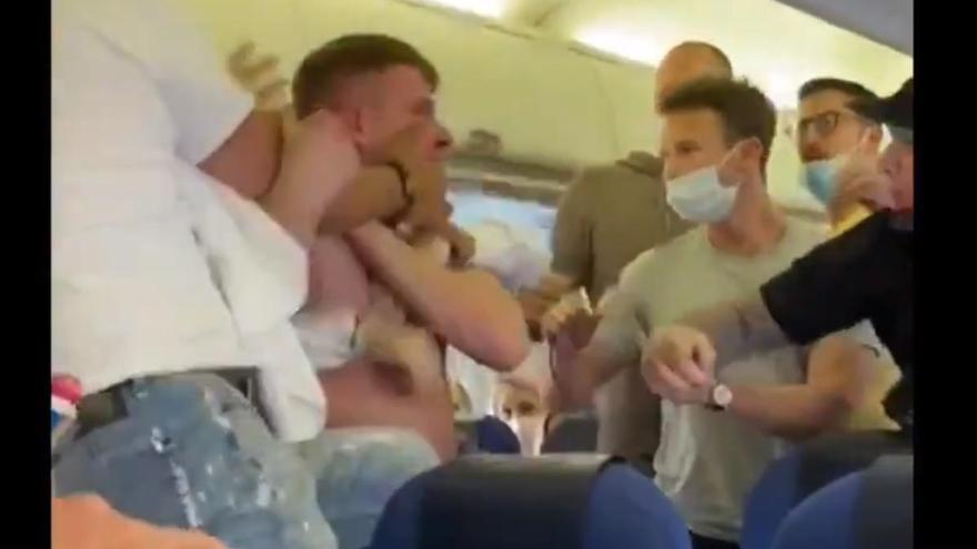 Pelea en un vuelo de Ámsterdam a Ibiza por negarse a usar mascarilla