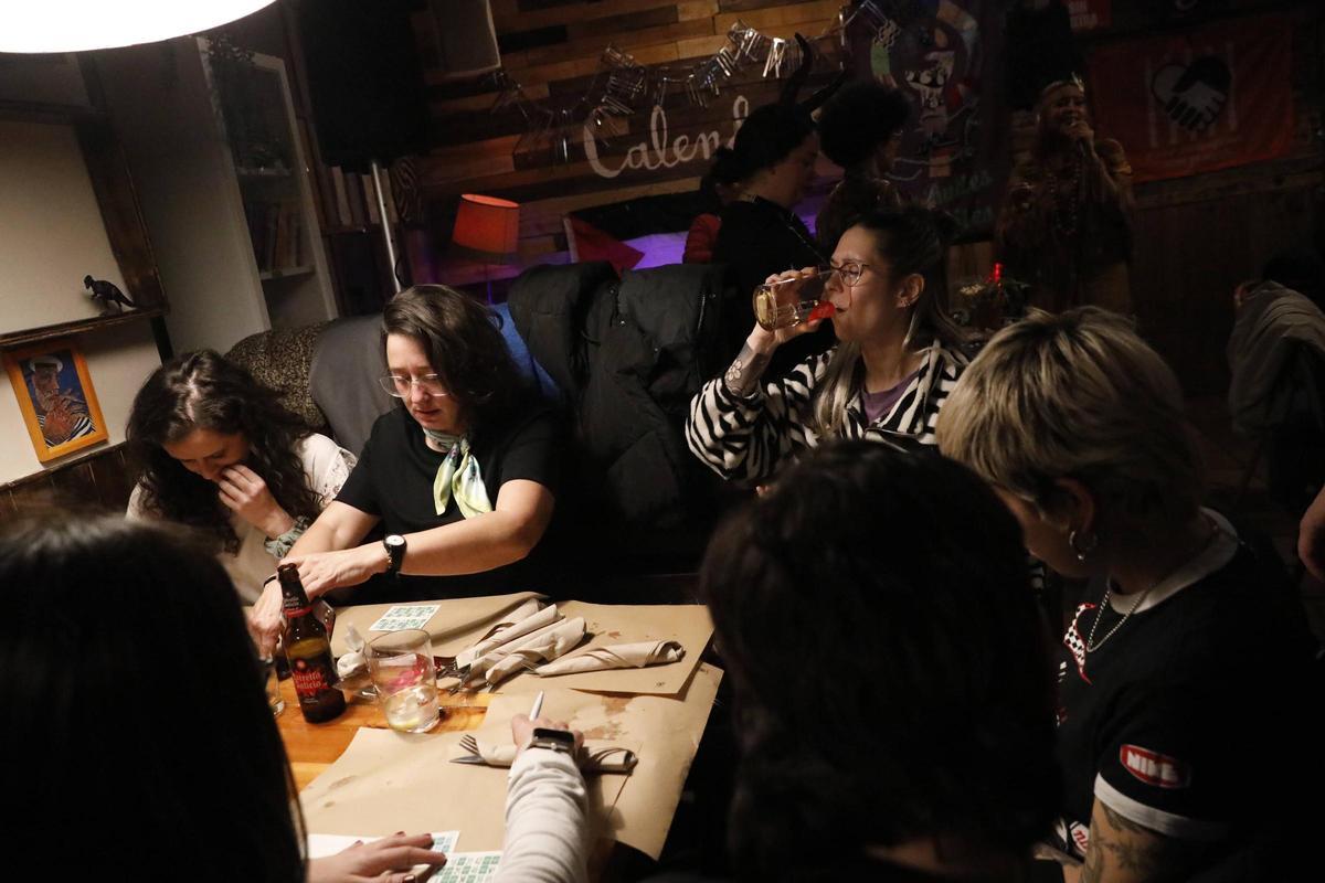 EN IMÁGENES: Las Comadres de Avilés sacan la fiesta a la calle