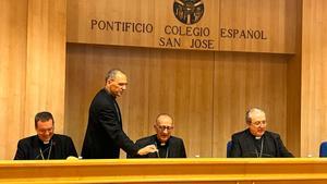 El presidente de la Conferencia Episcopal, Juan José Omella (centro), durante la rueda de prensa tras el encuentro con el Papa.