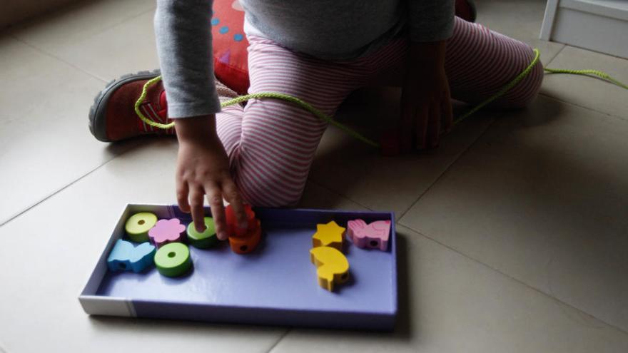Una niña juega con varias piezas.