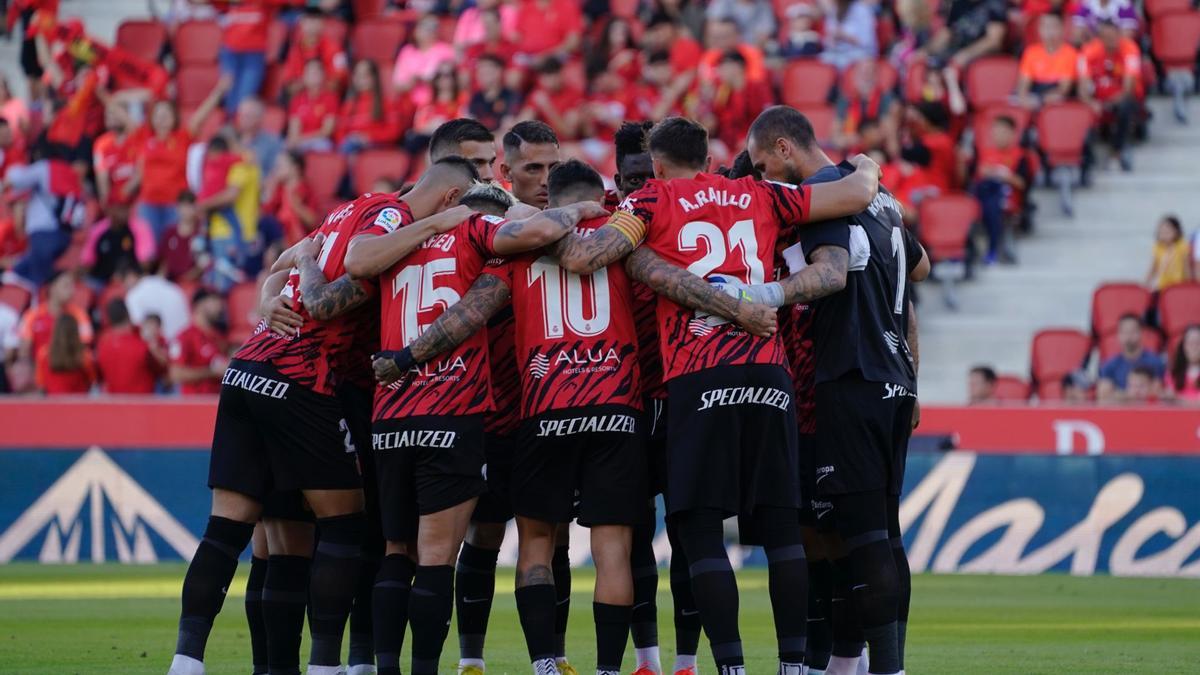 Los jugadores del Mallorca se abrazan antes del duelo ante el Sevilla.