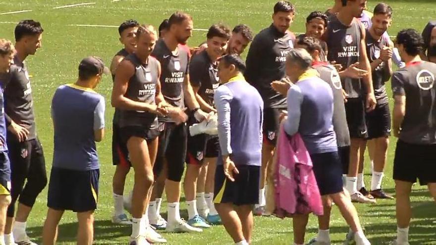 Pasillo de collejas en el entrenamiento para los 56 años del Cholo