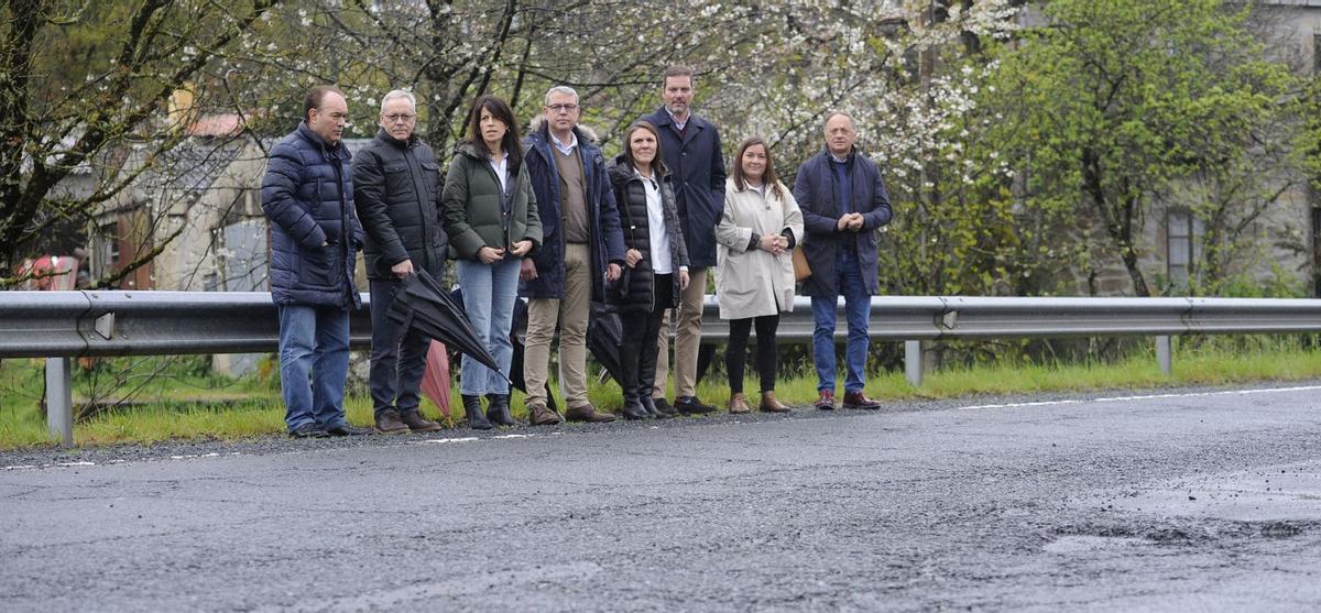 Alcaldes, diputados y representantes del PP en las comarcas, ayer, en una zona con baches en la N-640, en Moimenta. |   // BERNABÉ/JAVIER LALÍN