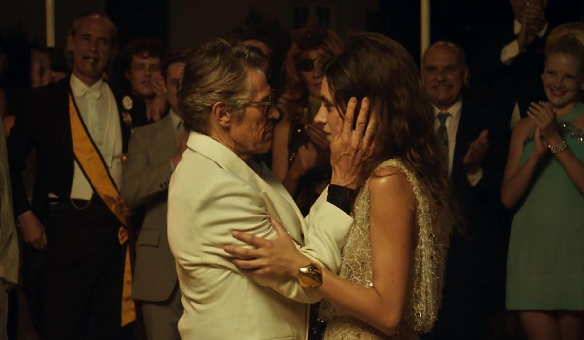 Willem Dafoe y Victoria Carmen Sonne, en una imagen de 'El anfitrión'
