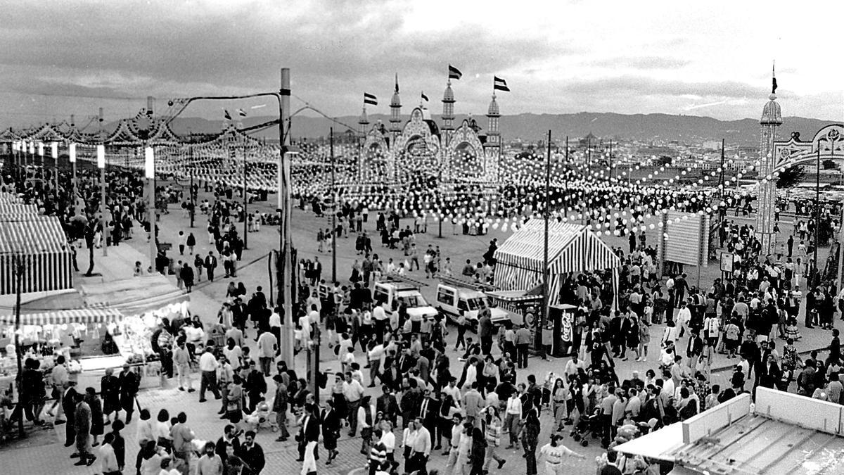 La inauguración | La Feria en 1994, la primera de El Arenal, en una imagen tomada desde la calle del Infierno y con la portada al fondo.