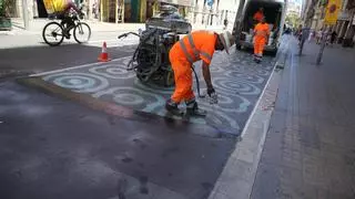 Collboni borra el urbanismo táctico dibujado por Colau en la calle de Pelai