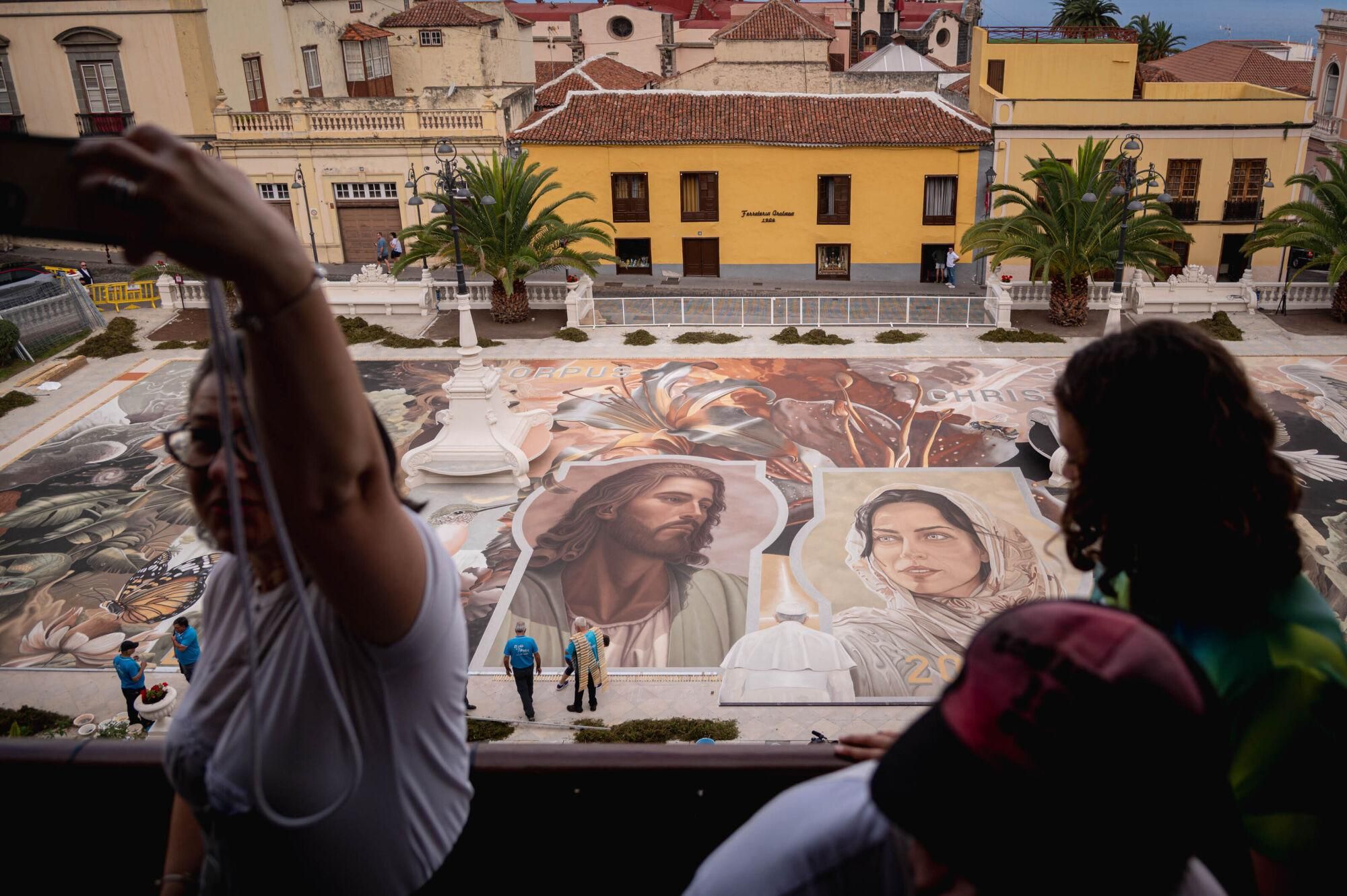 Colocación del tapiz de La Orotava