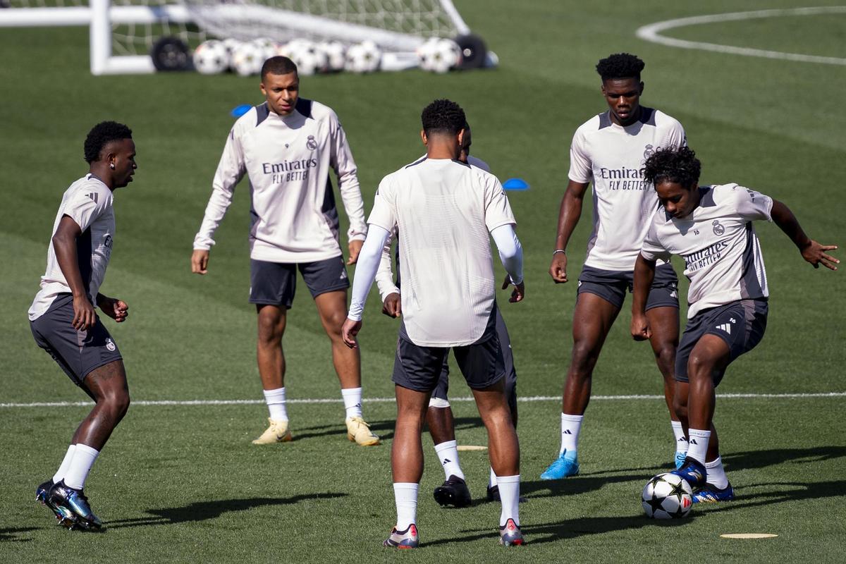 Rondo del Real Madrid en el entrenamiento previo a recibir al Stuttgart en Champions.