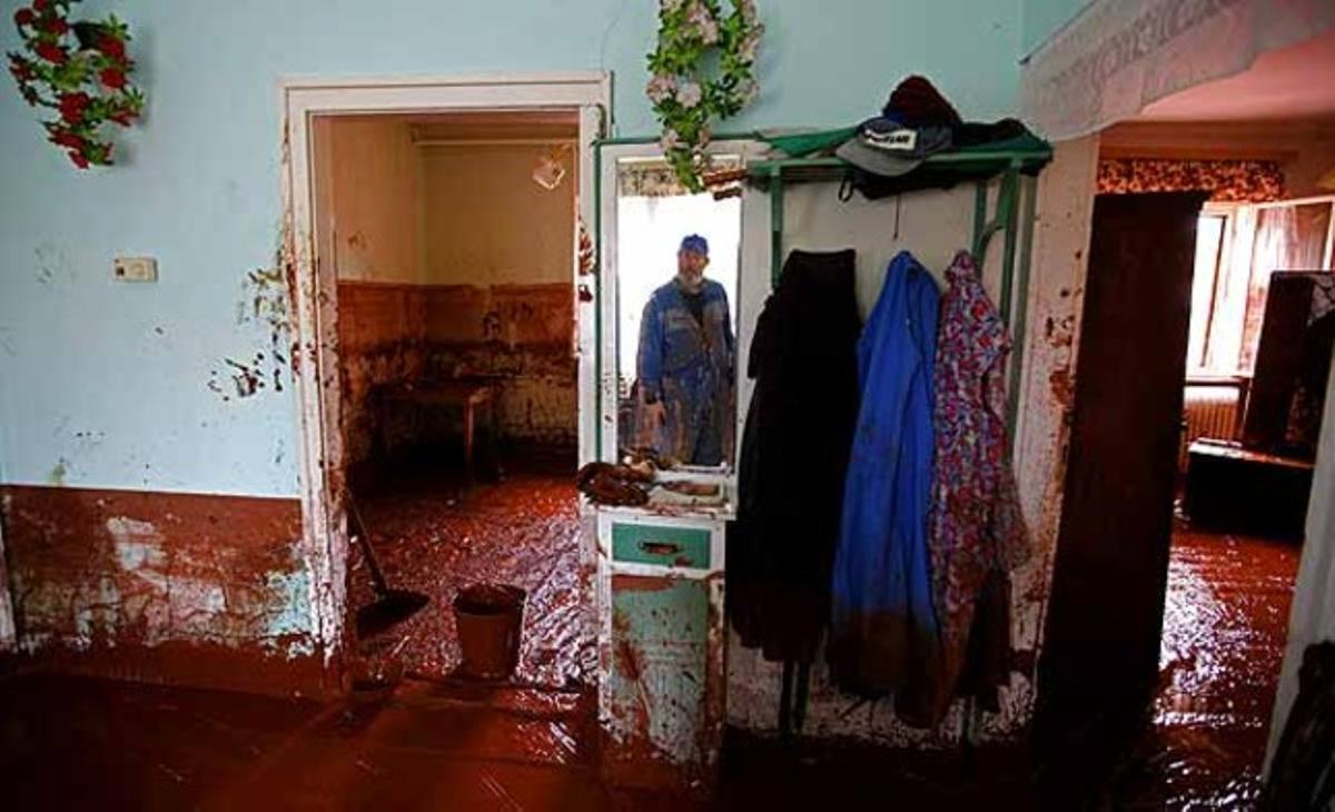 Un home contempla casa seva destrossada després de la inundació a Kolontar, a l’est de Budapest. Un home contempla casa seva destrossada després de la inundació a Kolontar, a l’est de Budapest.