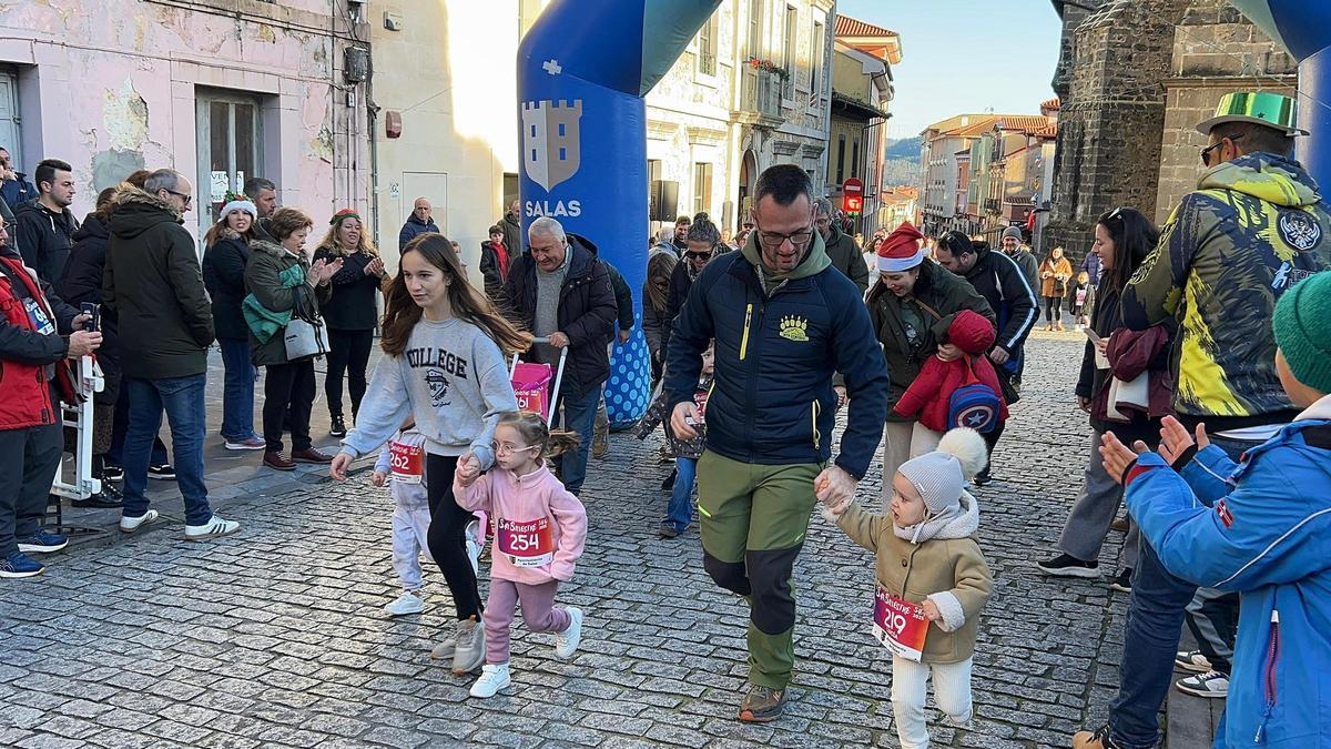 EN IMÁGENES: Así fue la San Silvestre de Salas, con más de 200 corredores de todas las edades