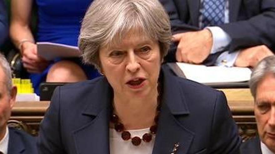 Theresa May dirigint-se al Parlament