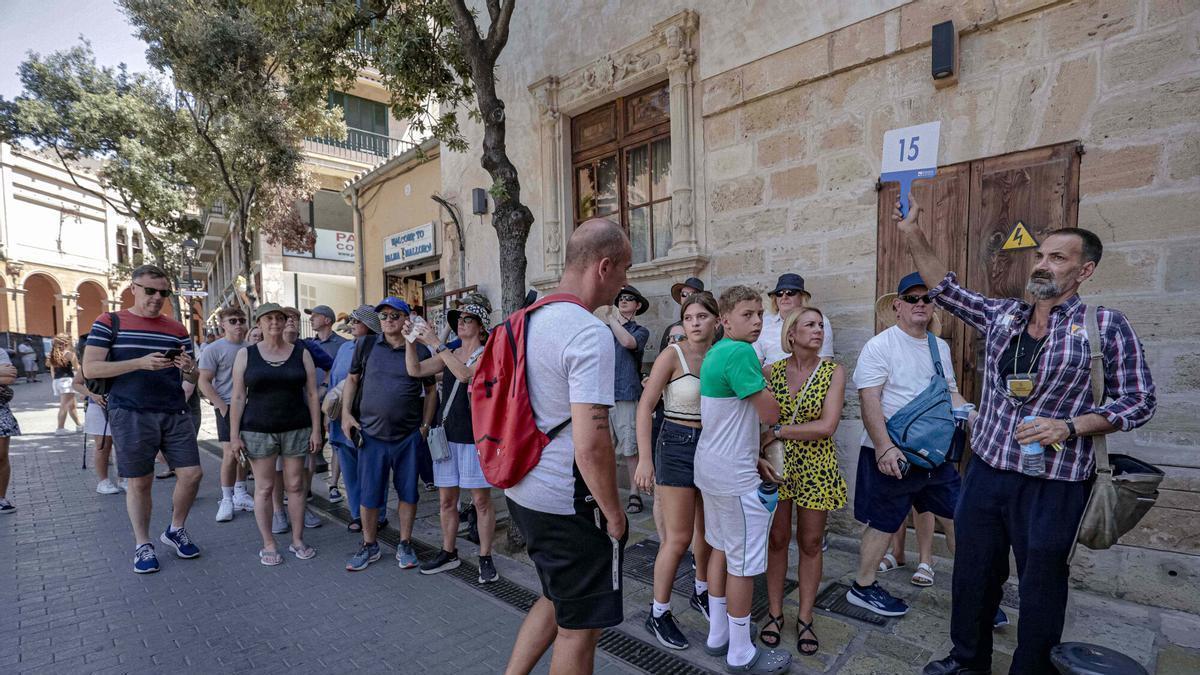 Un guía turístico por el centro de Palma.