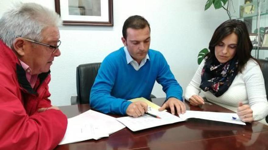 Martínez junto a los ediles Albiol y Forner.