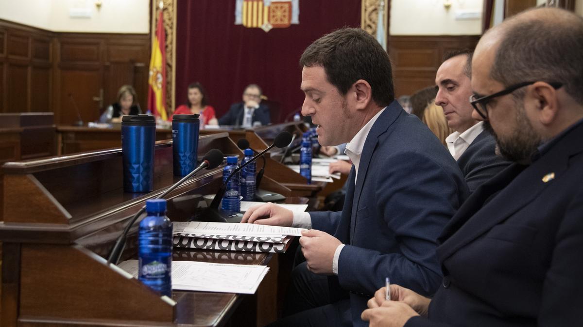 Los representantes de Compromís en la Diputación, Ignasi Garcia y Pau Ferrando, en un pleno