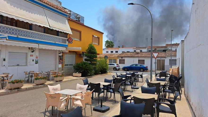 Loriguilla, vacía por el humo negro