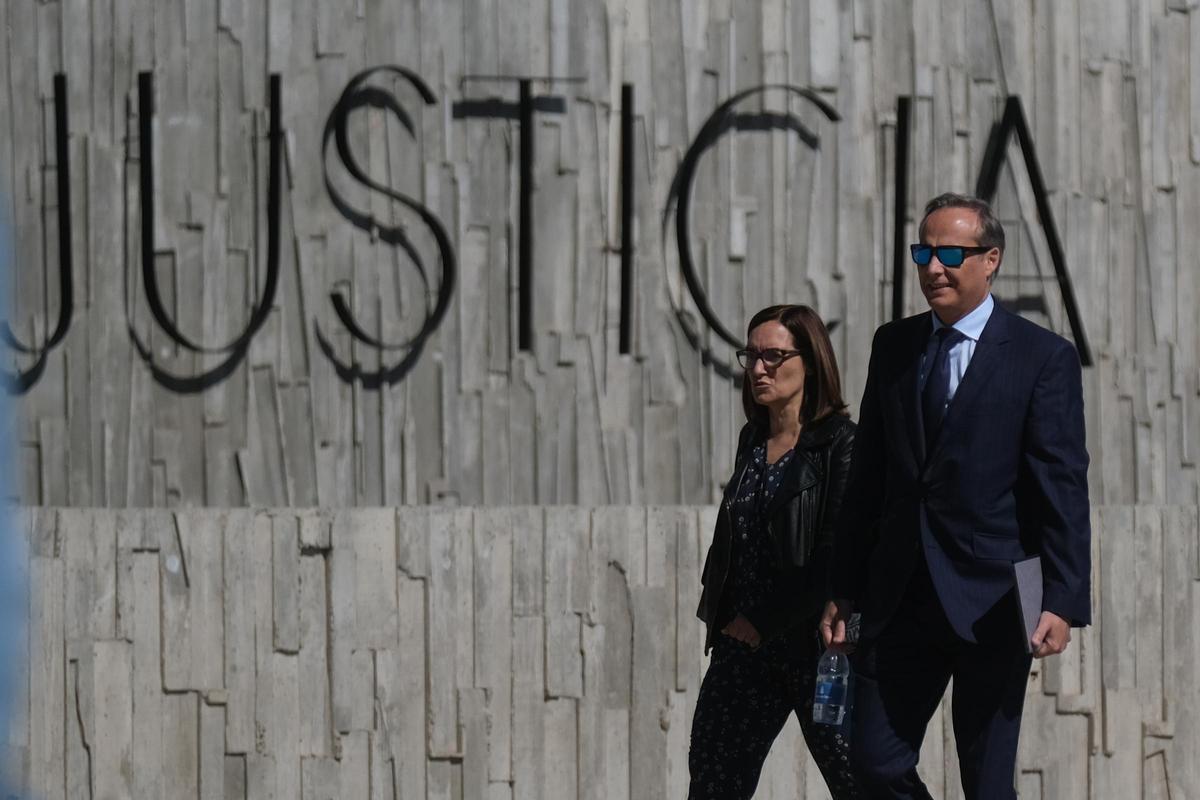 Carmen Rodríguez y Francisco Trujillo, jefa de Recursos Humanos y director del Puerto, también en los juzgados.