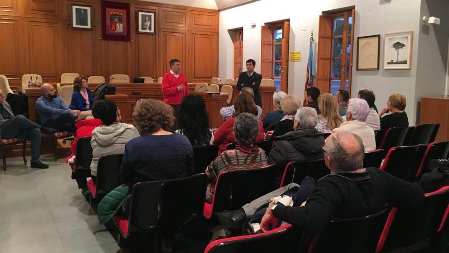 Los vendedores, con el alcalde y el edil de Mercados