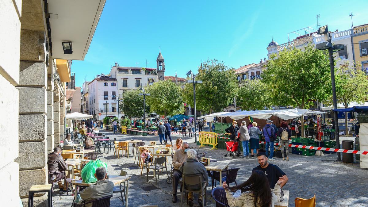 Terrazas de bares de la plaza Mayor placentina, un día de mercado.