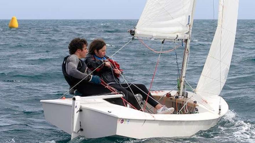 Jaime Álvarez-Hevia y Laura Rodríguez, durante la regata.