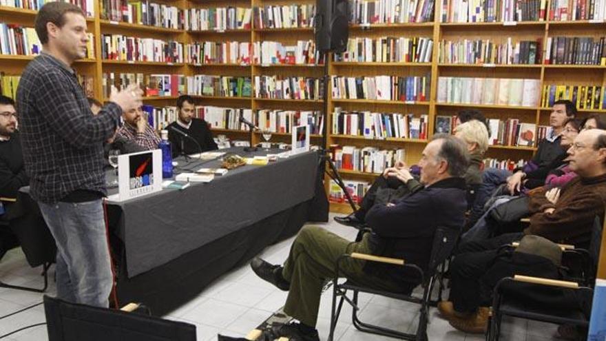 Pedro González, responsable de Hipérbole, durante un acto cultural en la librería.