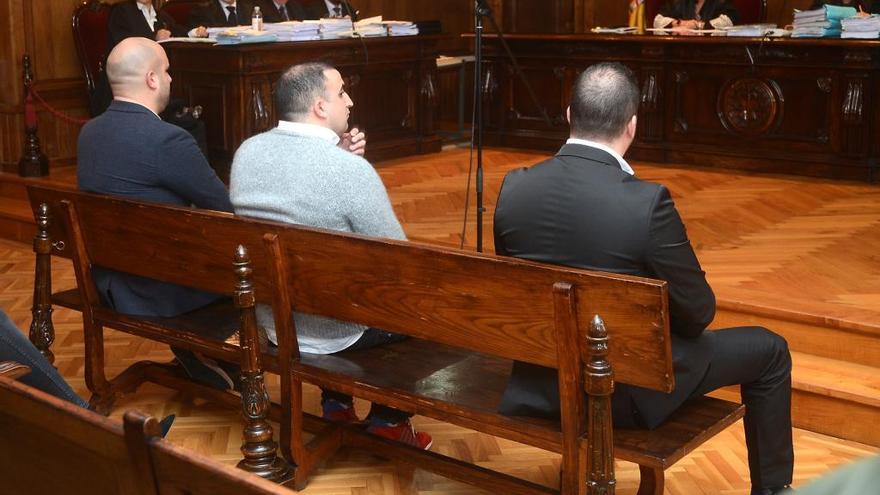 Los acusados, en la Audiencia de Pontevedra en enero. // R. V.