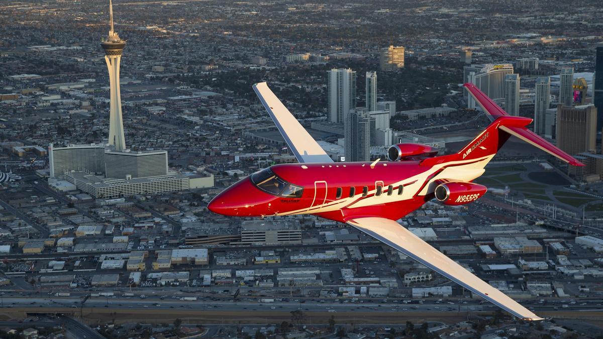 Un PC-24 de la compañía Pilatus Aircraft sobrevuela Las Vegas.