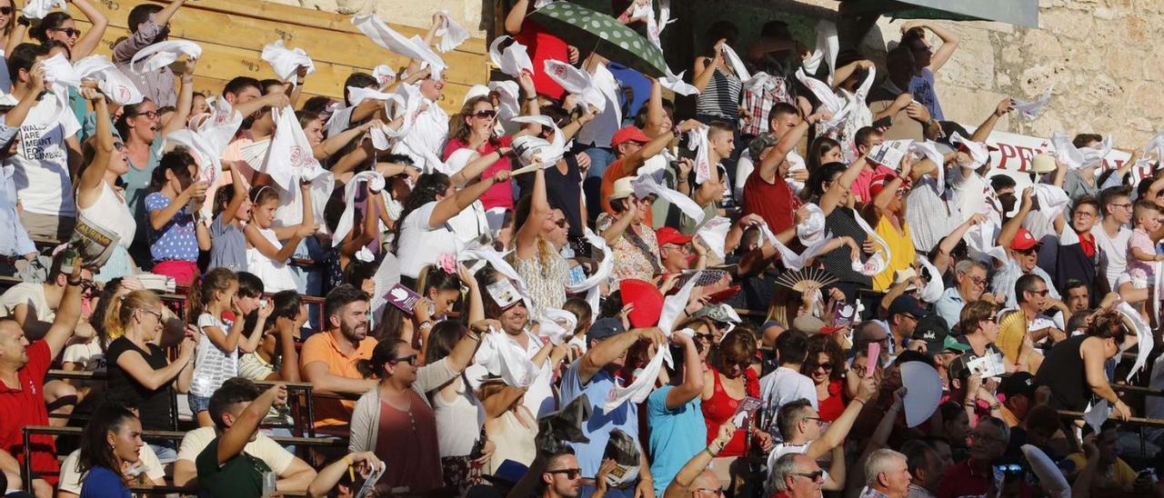 Aficionados a los toros en la última feria celebrada en Algemesí (2019). | VICENT M. PASTOR