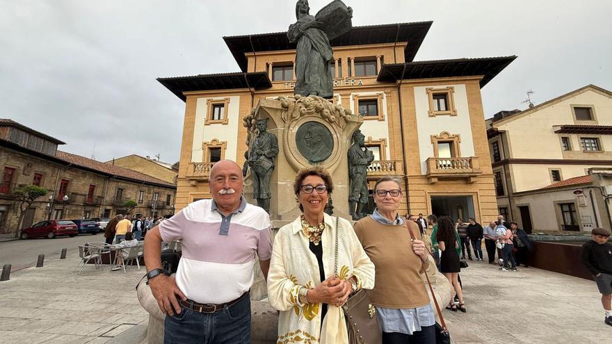 Cholo Parajón, Lumi Fernández y Conchita García, ante la escultura de «La Manzanera», con el Teatro Riera al fondo. | CARLA VEGA