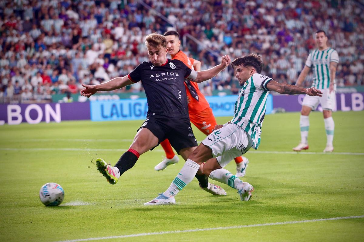 Kevin Medina dispara a portería en el encuentro de la primera vuelta entre el Córdoba CF y la Cultural y Deportiva Leonesa.