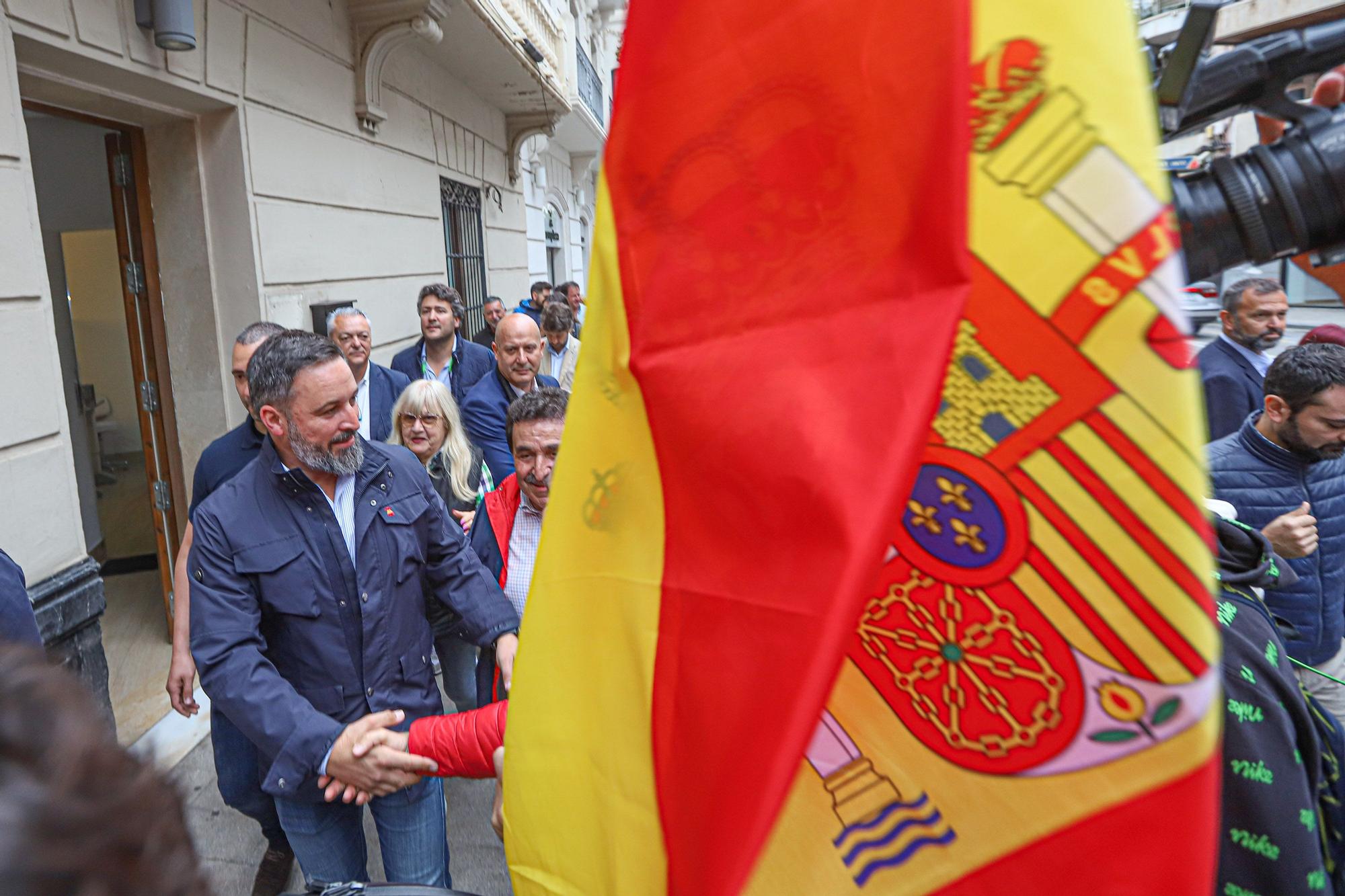 Baño de masas de Abascal en mitad de la lluvia en Orihuela