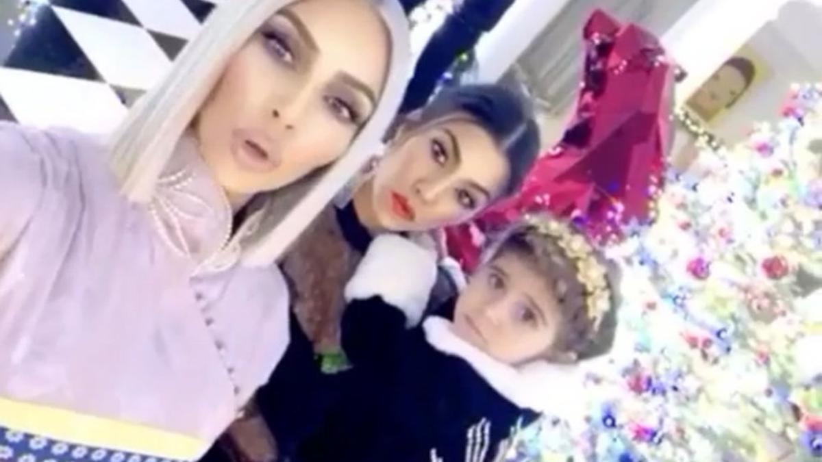 Kim Kardashian y Kourtney con su hija Penelope en la fiesta de nochebuena