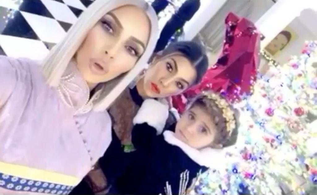 Kim Kardashian y Kourtney con su hija Penelope en la fiesta de nochebuena