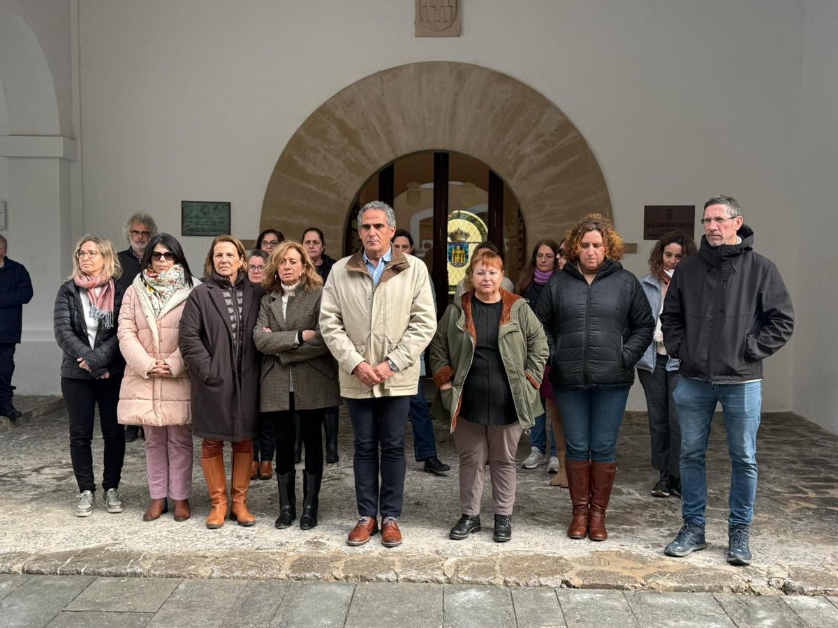 Minuto silencio en el Ayuntamiento de Ibiza