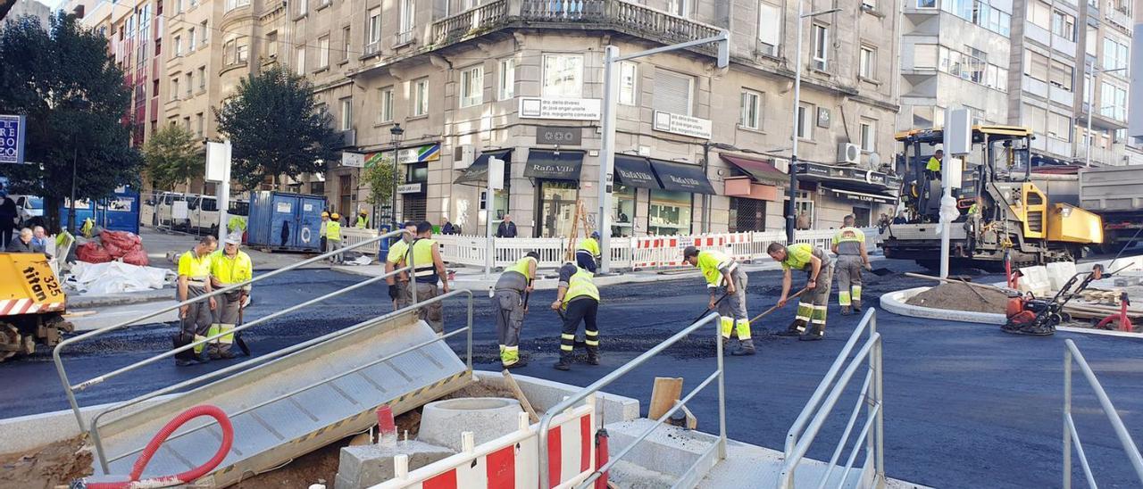 Varios empleados trabajan en el asfaltado de un tramo de la avenida de Gran Vía en Vigo. / MARTA G. BREA