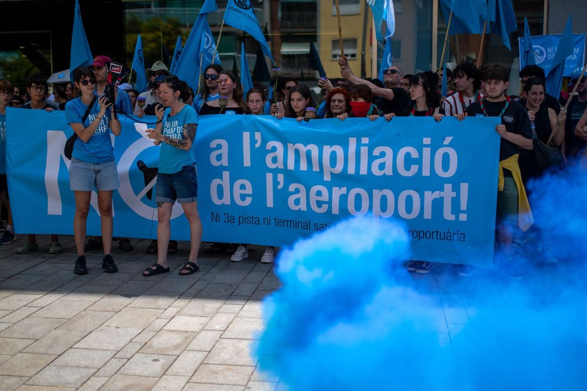 Varias personas durante una concentración contra la ampliación del Aeropuerto Josep Tarradellas Barcelona-El Prat?, a 14 de junio de 2025, en El Prat de Llobregat, Barcelona, Catalunya (España). El objetivo de la protesta, convocada por la plataforma Ni un pam de Terra, es mostrar el rechazo ciudadano al proyecto de ampliación de la tercera pista del aeropuerto que, según los convocantes, tendrá un grave impacto ambiental y social sobre espacios protegidos como La Ricarda y el Remolar, en el delta del Llobregat. 14 JUNIO 2025;AEROPUERTO;MANIFESTACIÓN;AMPLIACIÓN;PROTESTA Lorena Sopêna / Europa Press 14/06/2025. Lorena Sopêna;