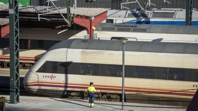 Trenes en la estación de A Coruña. |   // CASTELEIRO / ROLLER AGENCIAS