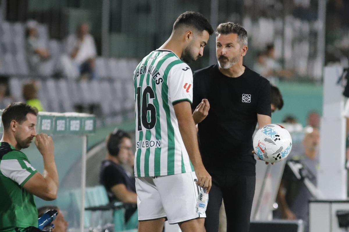Rubén Alves conversando con Iván Ania en un encuentro de esta temporada