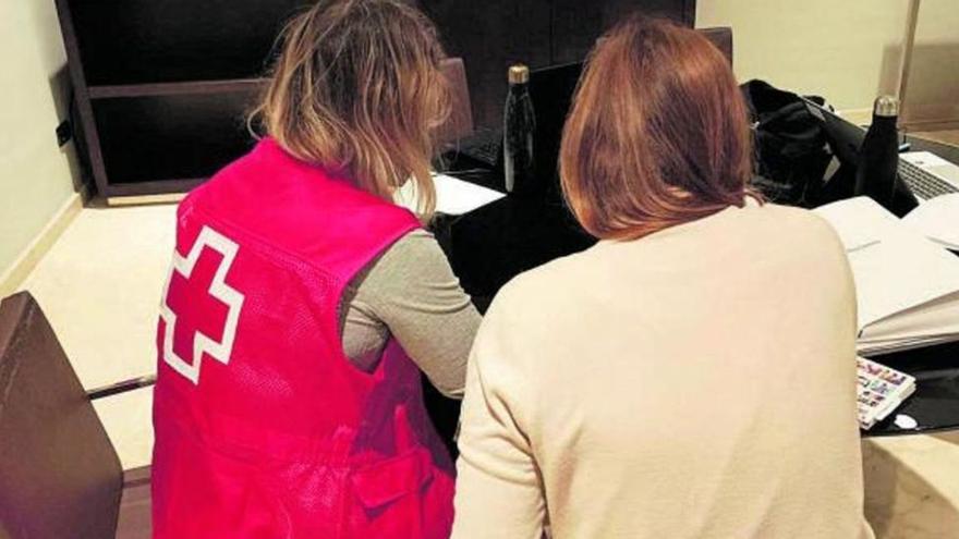 Una voluntaria de Cruz Roja de Málaga