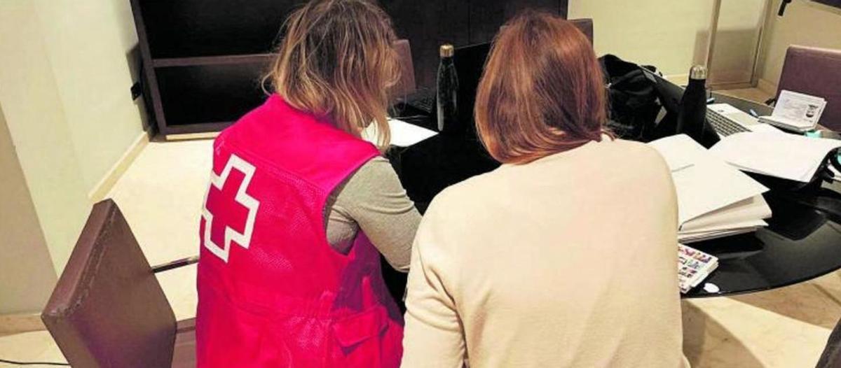 Un integrante de Cruz Roja, que todos los años realiza un sorteo.