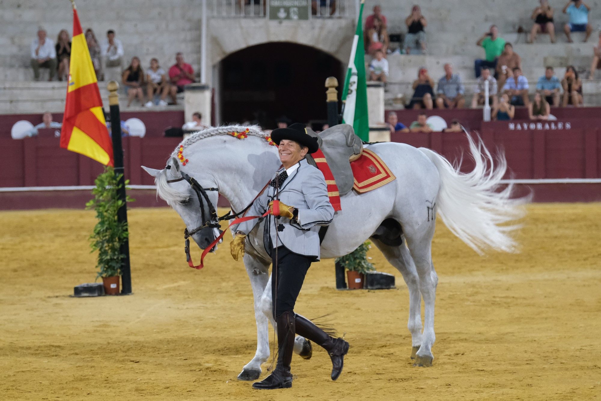 Los caballos andaluces bailan sobre el albero de La Malagueta