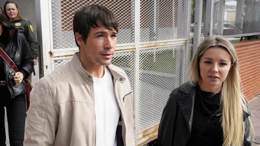 El actor Juan José Ballesta, junto a su letrada, Beatriz Uriarte.