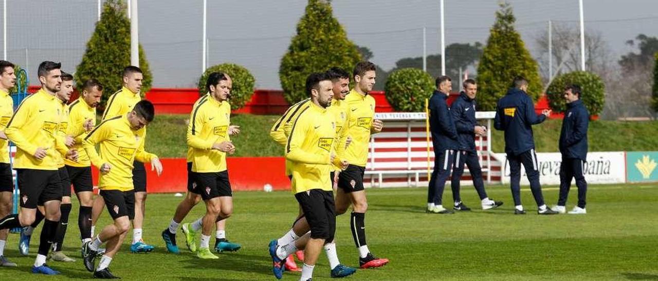 Los jugadores del Sporting realizan carrera continua durante el entrenamiento de ayer en Mareo.