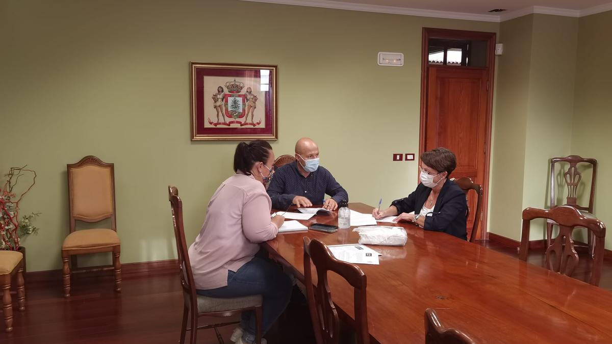 Firma del convenio entre Acufade y el Ayuntamiento de La Guancha