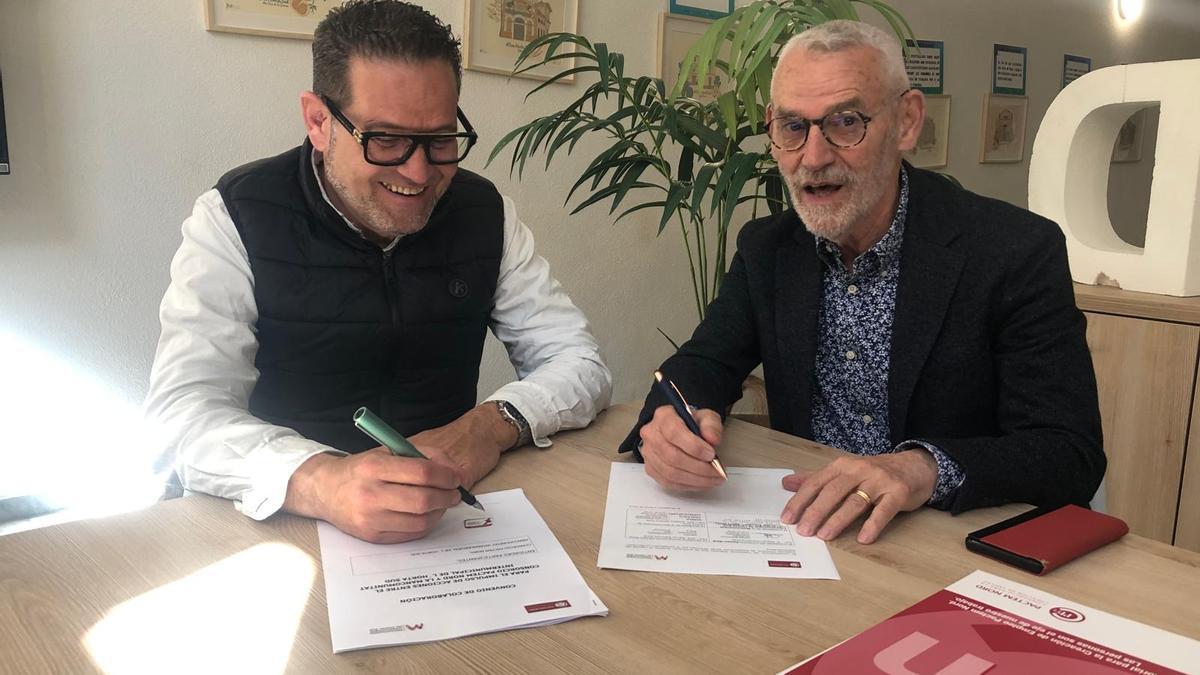 Cabanes y Chavarría firmando el acuerdo