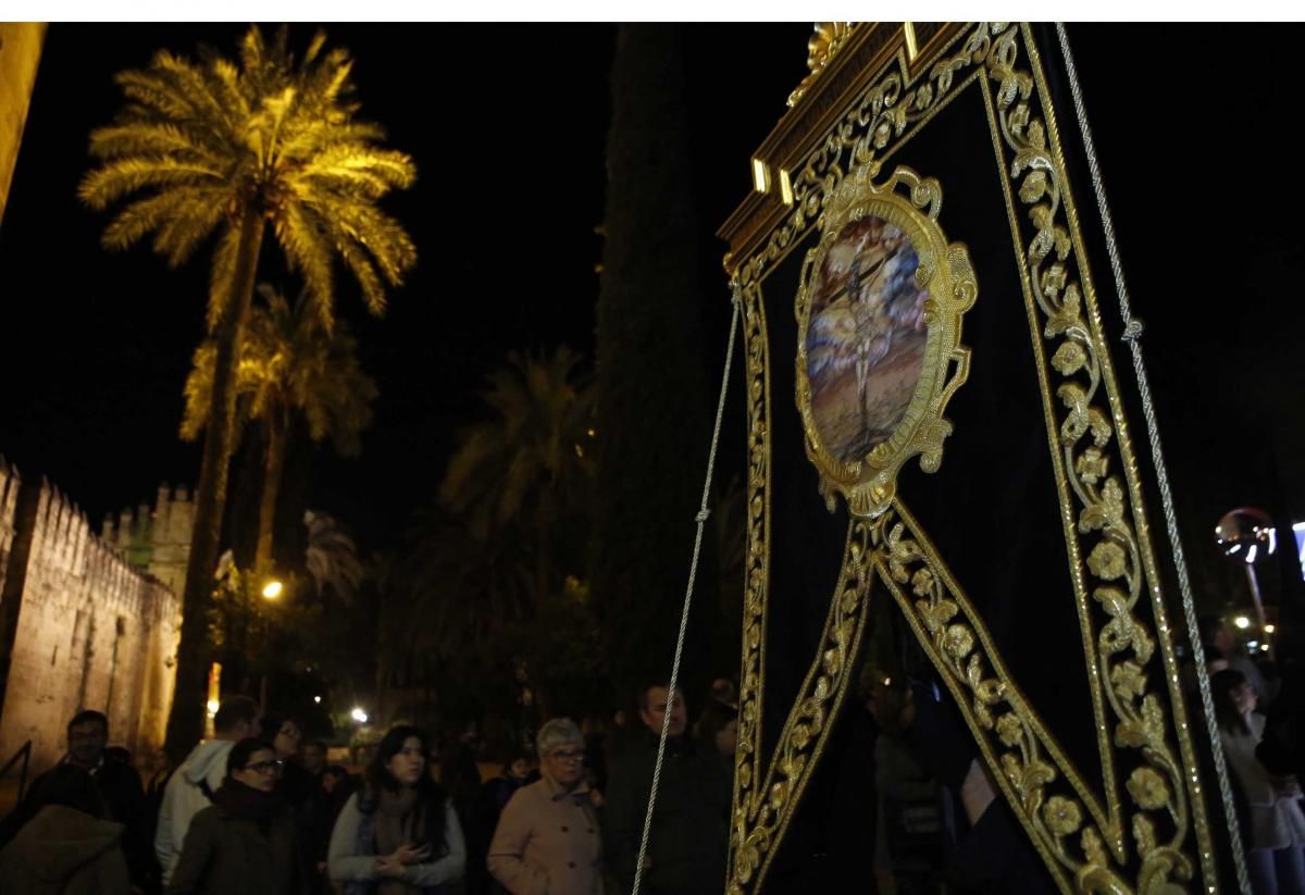 El Vía Crucis enseña el recogimiento de la Semana Santa cordobesa